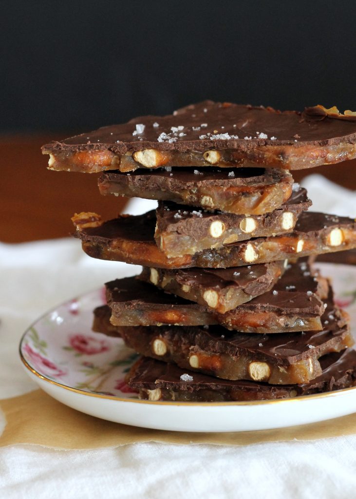 This Dark Chocolate Pretzel Toffee is a quick and easy recipe that makes a perfect last minute gift! It takes 4 ingredients & a few ingredients to prepare.
